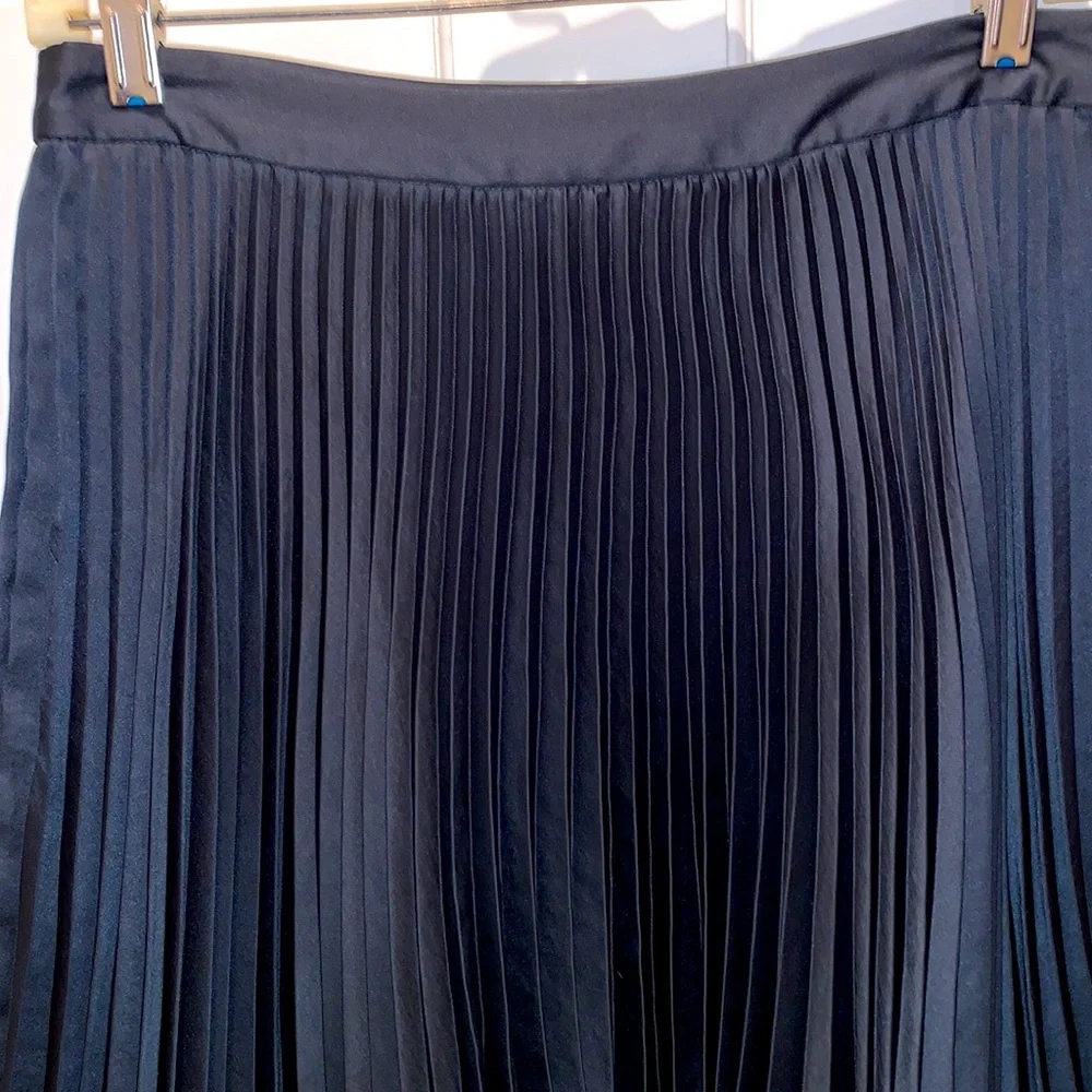 CLUB MONACO navy pleated skirt - Picture 2 of 5